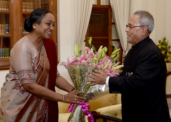 The President of India, Shri Pranab Mukherjee receiving Birthday Greeting from the Speaker of Lok Sabha, Smt. Meira Kumar at Rashtrapati Bhavan in New Delhi on December 11, 2013.