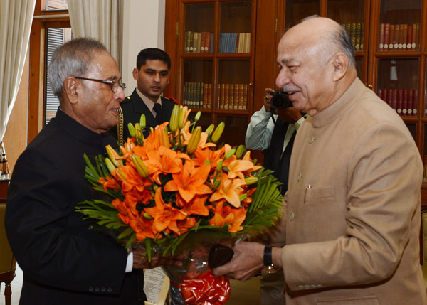 The President of India, Shri Pranab Mukherjee receiving Birthday Greeting from the Union Minister of Home Affairs, Shri Sushilkumar Shinde at Rashtrapati Bhavan in New Delhi on December 11, 2013.