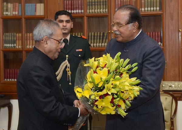 The President of India, Shri Pranab Mukherjee receiving Birthday Greeting from the Deputy Chairman of Rajya Sabha, Prof. P.J. Kurien at Rashtrapati Bhavan in New Delhi on December 11, 2013.