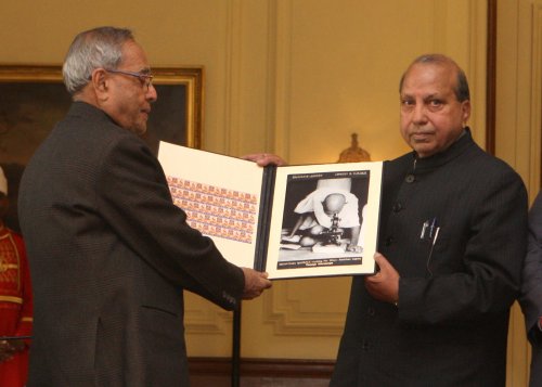 भारत के राष्ट्रपति, श्री प्रणब मुखर्जी 30 जनवरी, 2013 को राष्ट्रपति भवन, नई दिल्ली में कुष्ट रोधी सप्ताह तथा कुष्ट सील अभियान का उद्घाटन करते हुए।