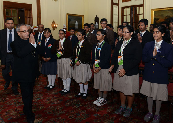 The President of India, Shri Pranab Mukherjee meeting the students from various schools of Gulf countries at Rashtrapati Bhavan in New Delhi January 30, 2014. The students are in Delhi for attending the programme 'Proud to be an Indian' organized by the 