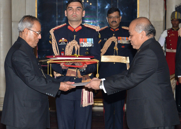 थाईलैंड राजशाही के राजदूत, महामहिम श्री चालित मानित्याकुल, 16 दिसम्बर 2013 को, राष्ट्रपति भवन, नई दिल्ली में भारत के राष्ट्रपति, श्री प्रणब मुखर्जी को अपना परिचय-पत्र प्रस्तुत करते हुए।