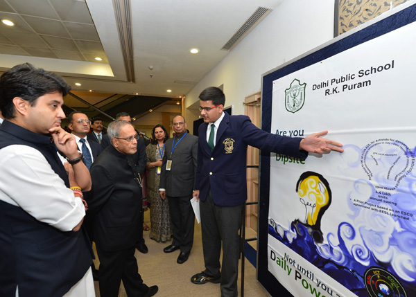 Aakanxit Khullar a class XII student of DPS R.K. Puram explaining to the President of India, Shri Pranab Mukherjee, the daily power saver campaign to reduce electricity consumption of the school by 25% that he conceived and launched from January this yea