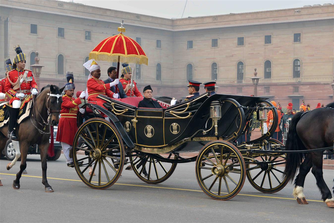 The President of India Shri Pranab Mukherjee on the way to Vijay Chowk in New Delhi on January 29, 2016 for witnessing the ‘Beating Retreat’. 