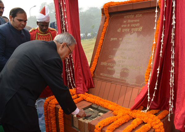 भारत के राष्ट्रपति,श्री प्रणब मुखर्जी,18 दिसम्बर 2013 को, राष्ट्रपति भवन ऑडिटोरियम, शैड्यूल-बी के नजदीक समारोह हाल की आधारशिला रखते हुए।