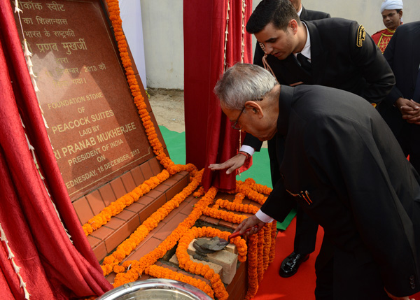 भारत के राष्ट्रपति,श्री प्रणब मुखर्जी,18 दिसम्बर 2013 को, राष्ट्रपति सम्पदा, शेड्यूल-ए में तरणताल के नजदीक पीकॉक स्वीट की आधारशिला रखते हुए।