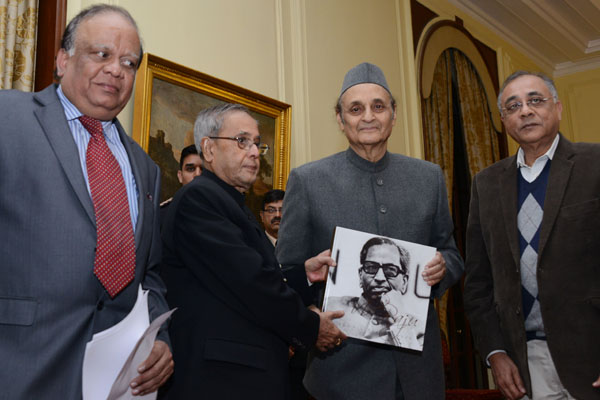 The President of India, Shri Pranab Mukherjee receiving first copy of the book entitled ‘V.B. Raju – a visionary leader’, a biography containing literary tributes to Late Shri V.B. Raju from Dr. Karan Singh at Rashtrapati Bhavan in New Delhi on December 1