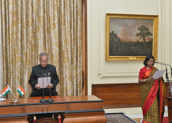 The President of India, Shri Pranab Mukherjee administering the Oath of Office to the Chief Information Commissioner, Smt. Sushma Singh at Rashtrapati Bhavan in New Delhi on December 19, 2013.