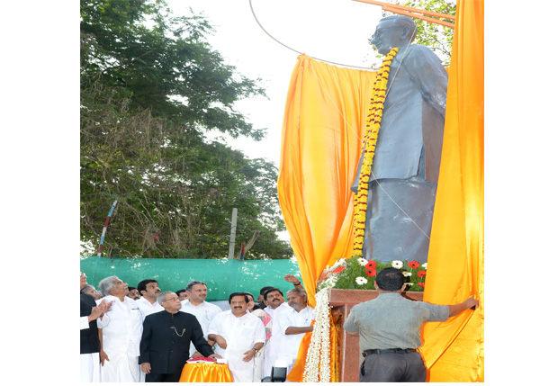 The President of India, Shri Pranab Mukherjee unveiled a bronze statue of former Chief Minister of Kerala, Late Shri K. Karunakarn by pressing of a button at Kanakakunnu Palace, Thiruvananthapuram in Kerala on December 20, 2013.