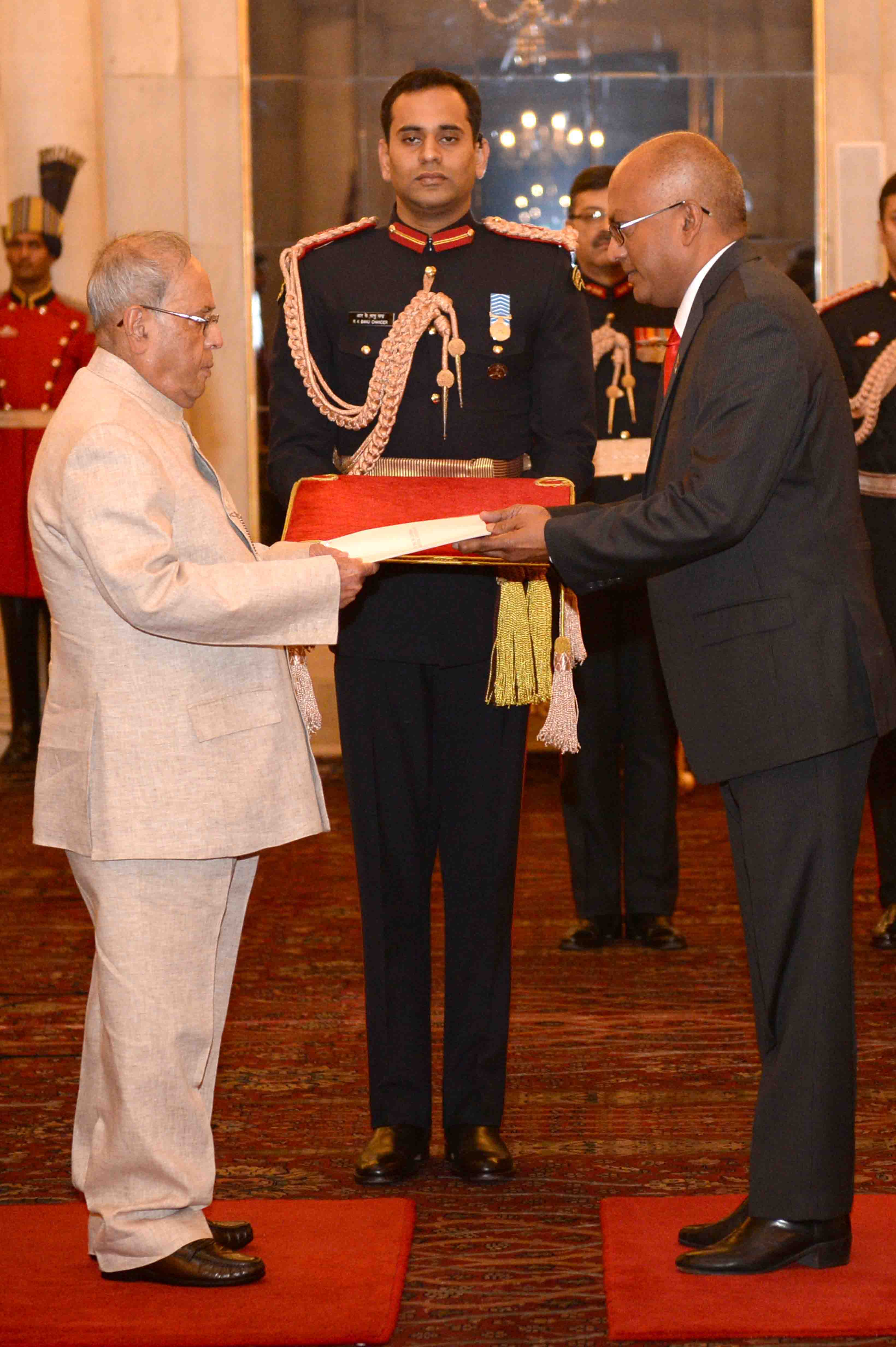 The High Commissioner of Trinidad and Tobago , His Excellency Mr. Dave Chandalal Persad presenting his credential to the President of India, Shri Pranab Mukherjee at Rashtrapati Bhavan on November 30, 2016. 