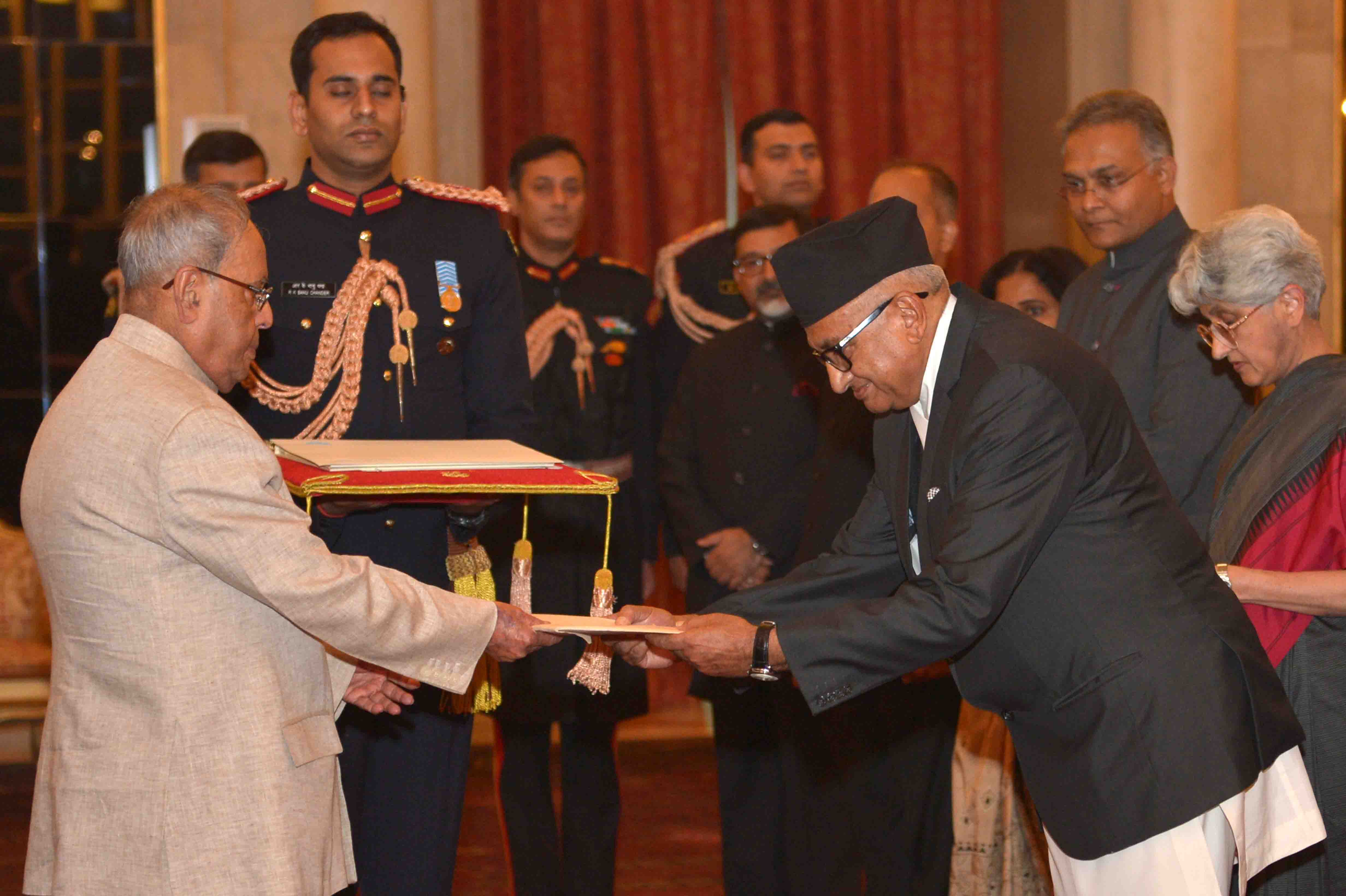 The Ambassador of Nepal, His Excellency Mr. Deep Kumar Upadhyay presenting his credential to the President of India, Shri Pranab Mukherjee at Rashtrapati Bhavan on November 30, 2016. 