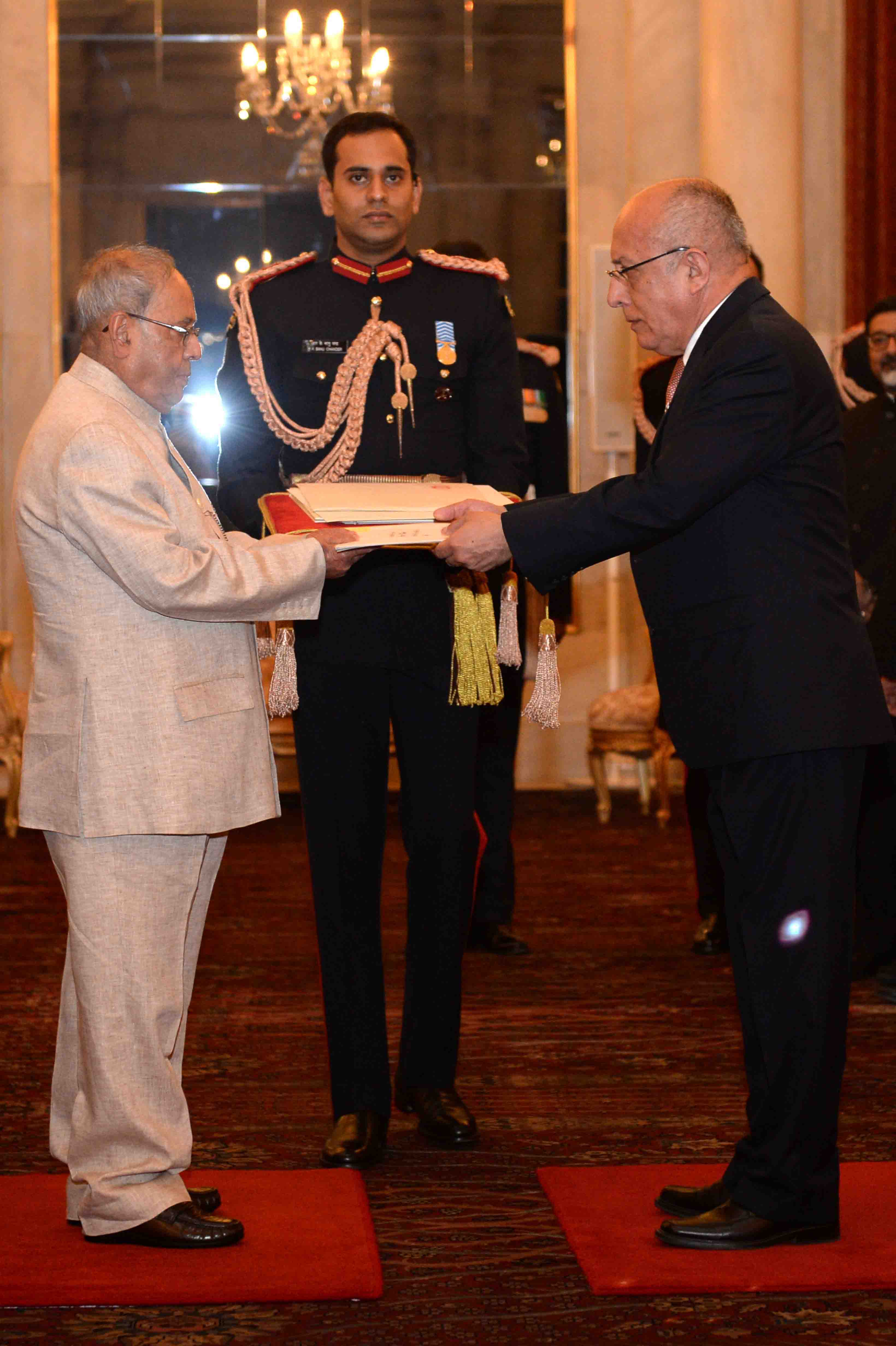 The Ambassador of Peru, His Excellency Mr. Jorge Juan Castaneda Mendez presenting his credential to the President of India, Shri Pranab Mukherjee at Rashtrapati Bhavan on November 30, 2016. 