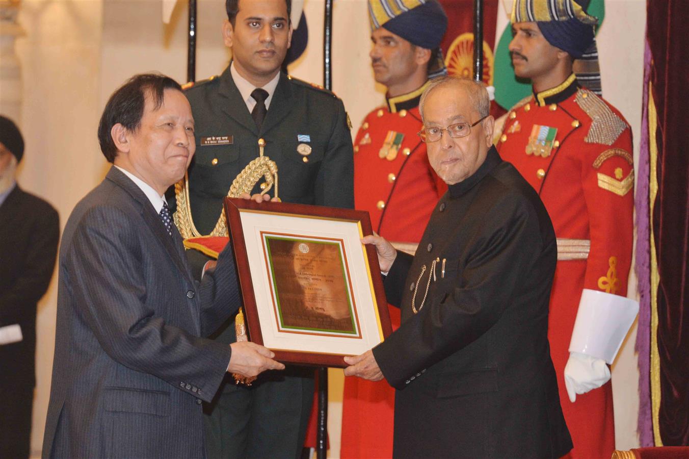 The President of India, Shri Pranab Mukherjee presenting the second ICCR ‘Distinguished Indologist’ Award to Prof. Yu Long Yu of the People’s Republic of China at Rashtrapati Bhavan on December 1, 2016. 