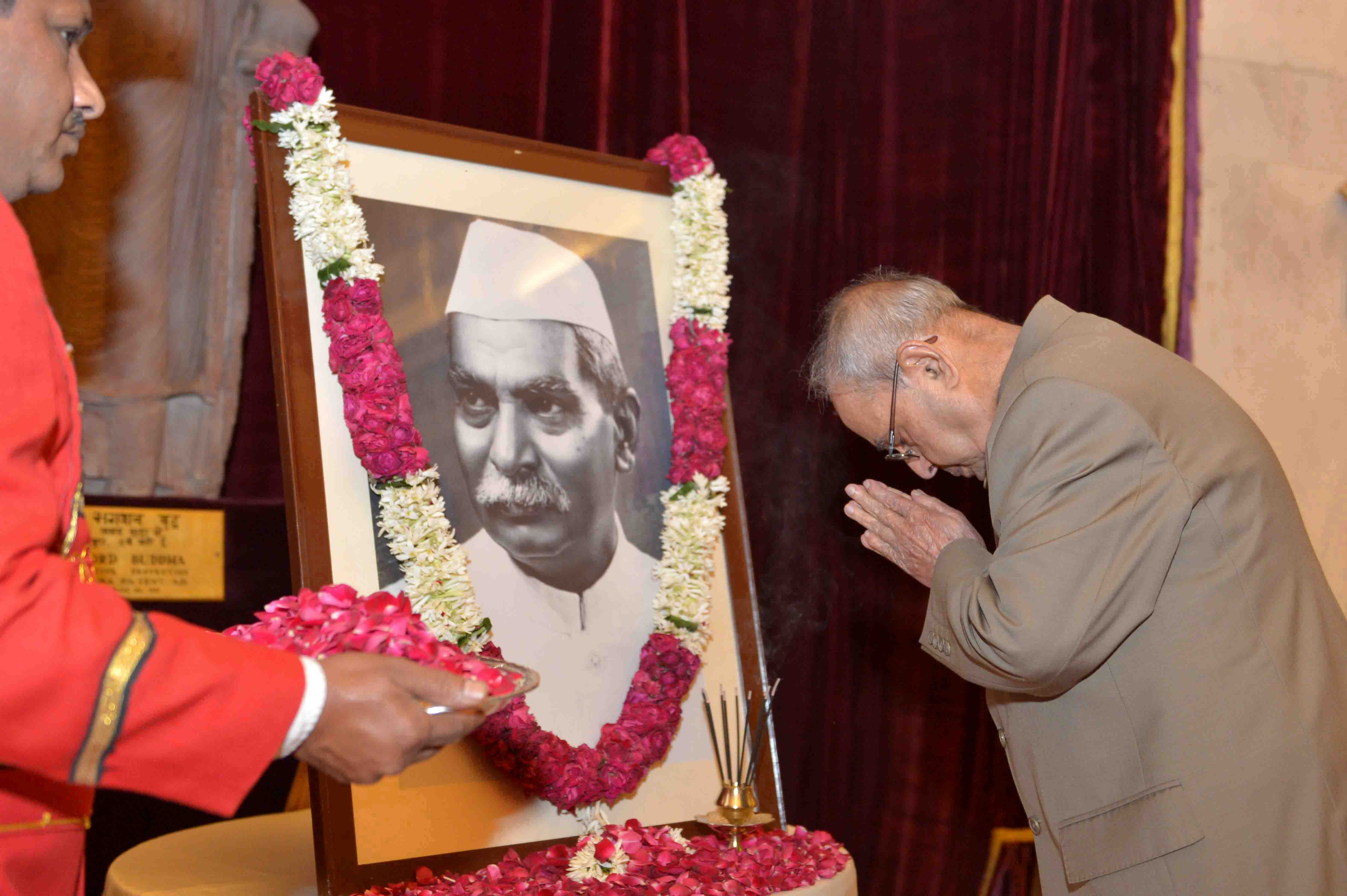 भारत के राष्ट्रपति, श्री प्रणब मुखर्जी 3 दिसंबर, 2016 को, राष्ट्रपति भवन में भारत के प्रथम राष्ट्रपति डॉ. राजेंद्र प्रसाद को उनकी जन्म वर्षगांठ के अवसर पर पुष्पांजलि अर्पित करते हुए 