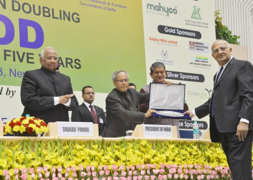 The President of India, Shri Pranab Mukherjee being felicitated by the Chairman of the Crop Care Federation of India (CCFI), Shri Raju Shroff at the inauguration of the National Conference on Doubling India's Food Production in the Next 5 Years at Vigyan