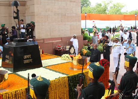 The President of India, Shri Pranab Mukherjee paying his tributes at the Amar Jawan Jyoti in New Delhi on August 15, 2012 on the occasion of India's 66th Independence Day.