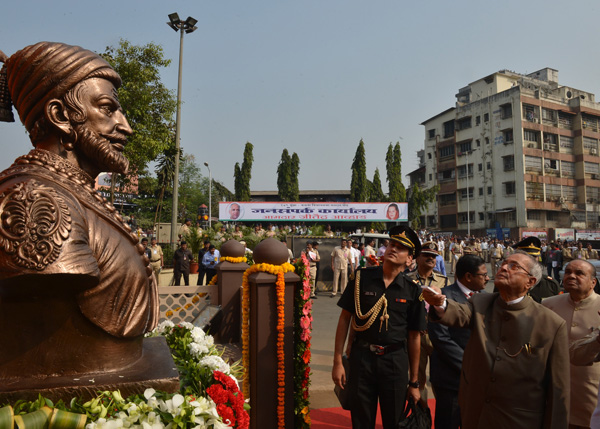 भारत के राष्ट्रपति, श्री प्रणब मुखर्जी 28 दिसंबर, 2013 को, ठाणे, महाराष्ट्र में छत्रपति शिवाजी महाराज की प्रतिमा का बटन दबाकर अनावरण करते हुए। चित्र में महाराष्ट्र के राज्यपाल, श्री के. शंकरनारायण भी दिखाई दे रहे हैं।