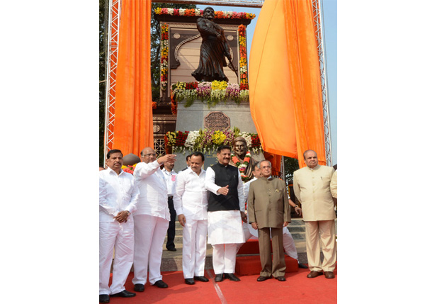 The President of India, Shri Pranab Mukherjee at the statue of Chhatrapati Shivaji Maharaj after its inauguration by him at Thane in Maharashtra on December 28, 2013. The Governor, Chief Minister and Deputy Chief Minister of Maharashtra and Union Ministe