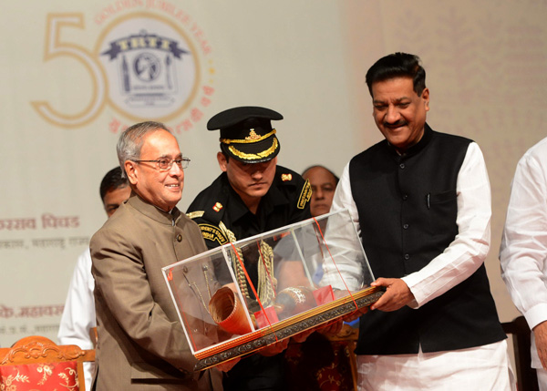 The President of India, Shri Pranab Mukherjee being being felicitated by the Chief Minister of Maharashtra, Shri Prithviraj Chavan at the inauguration the Golden Jubilee Celebrations of the Tribal Research and Training Institute at Pune in Maharashtra on