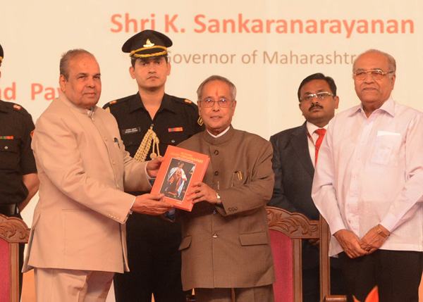 The President of India, Shri Pranab Mukherjee receiving a copy biographical book titled ‘Rajarshi Shahu Chhatrapati - A Royal Revolutionary King’ by the historian, Dr. Jaysingrao Pawar from the Governor of Maharashtra, Shri K. Sankaranarayanan at a functi