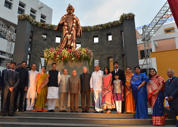 भारत के राष्ट्रपति, श्री प्रणब मुखर्जी 28 दिसंबर, 2013 को, शिवाजी नगर पुणे, महाराष्ट्र में अखिल भारतीय शिवाजी मेमोरियल सोसाइटी में राजऋषि छत्रपति साहू जी महाराज की प्रतिमा के अनावरण के बाद प्रतिमा के साथ।