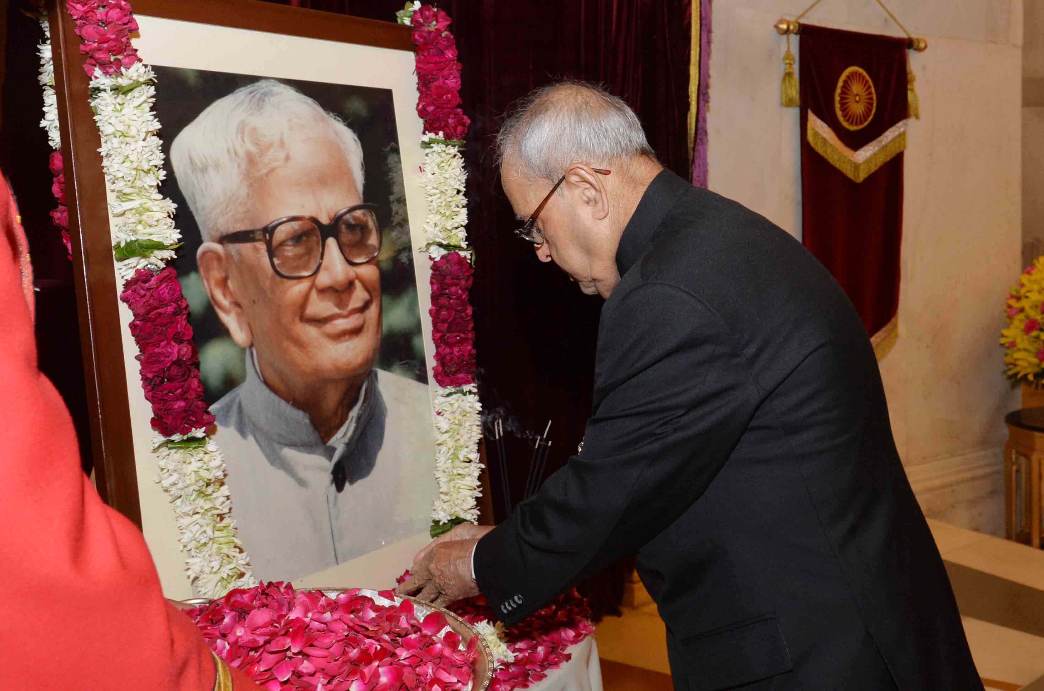 भारत के राष्ट्रपति, श्री प्रणब मुखर्जी 4 दिसम्बर, 2016 को, राष्ट्रपति भवन में भारत के पूर्व राष्ट्रपति श्री आर. वेंकटरमण की जन्म वर्षगांठ के अवसर पर उन्हें पुष्पांजलि अर्पित करते हुए 