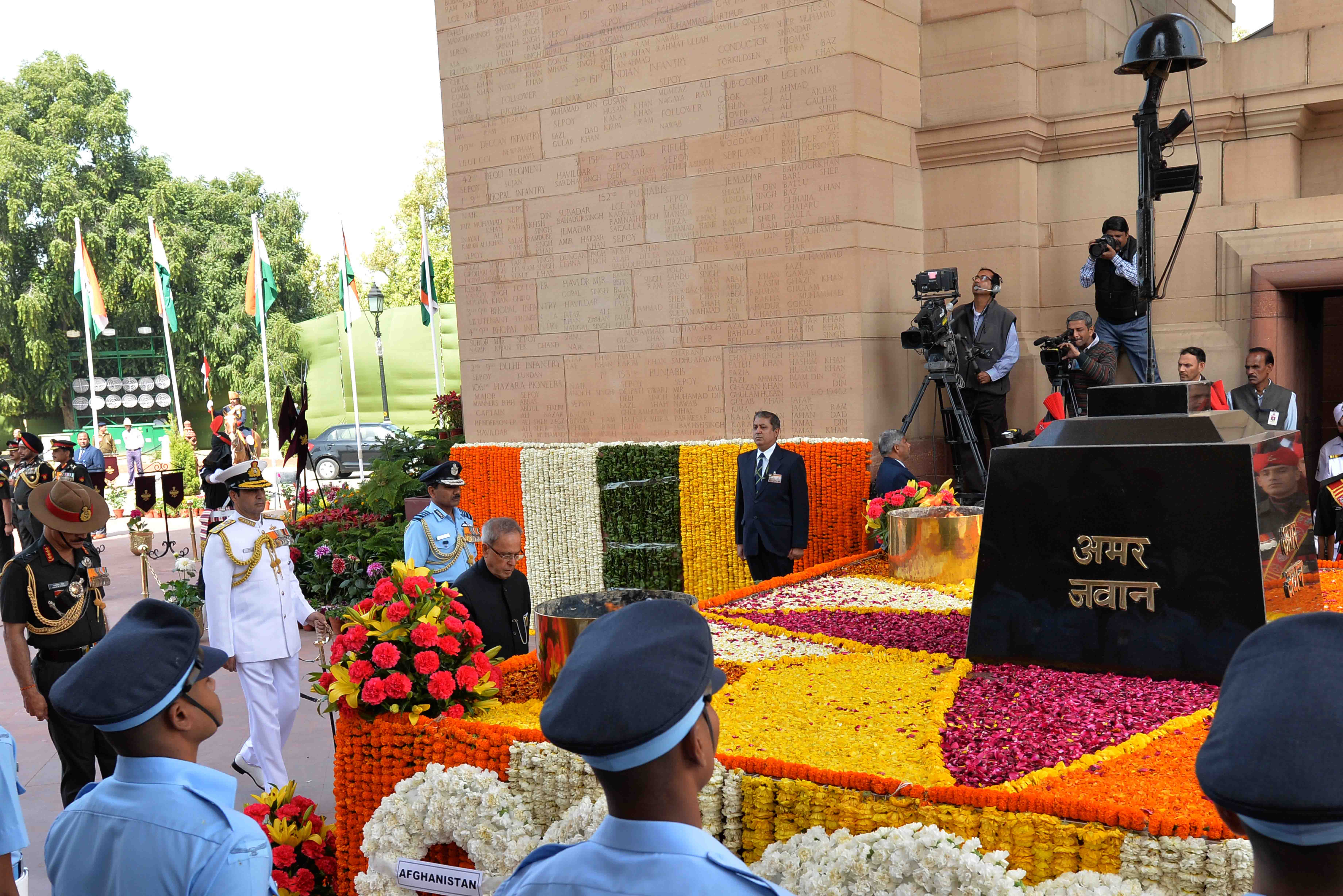 भारत के राष्ट्रपति, श्री प्रणब मुखर्जी 9 मार्च 2015 को,नई दिल्ली में प्रथम विश्व युद्ध की शताब्दी के अवसर पर अमर जवान ज्योति, इंडिया गेट पर पुष्पांजलि अर्पित करते हुए