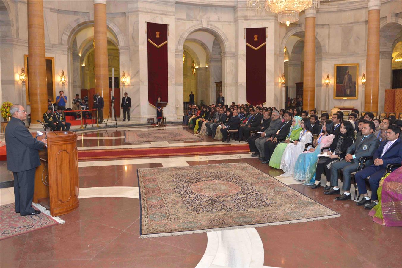 The President of India, Shri Pranab Mukherjee interacting with the Youth Delegation from Bangladesh at Rashtrapati Bhavan on December 4, 2016. 