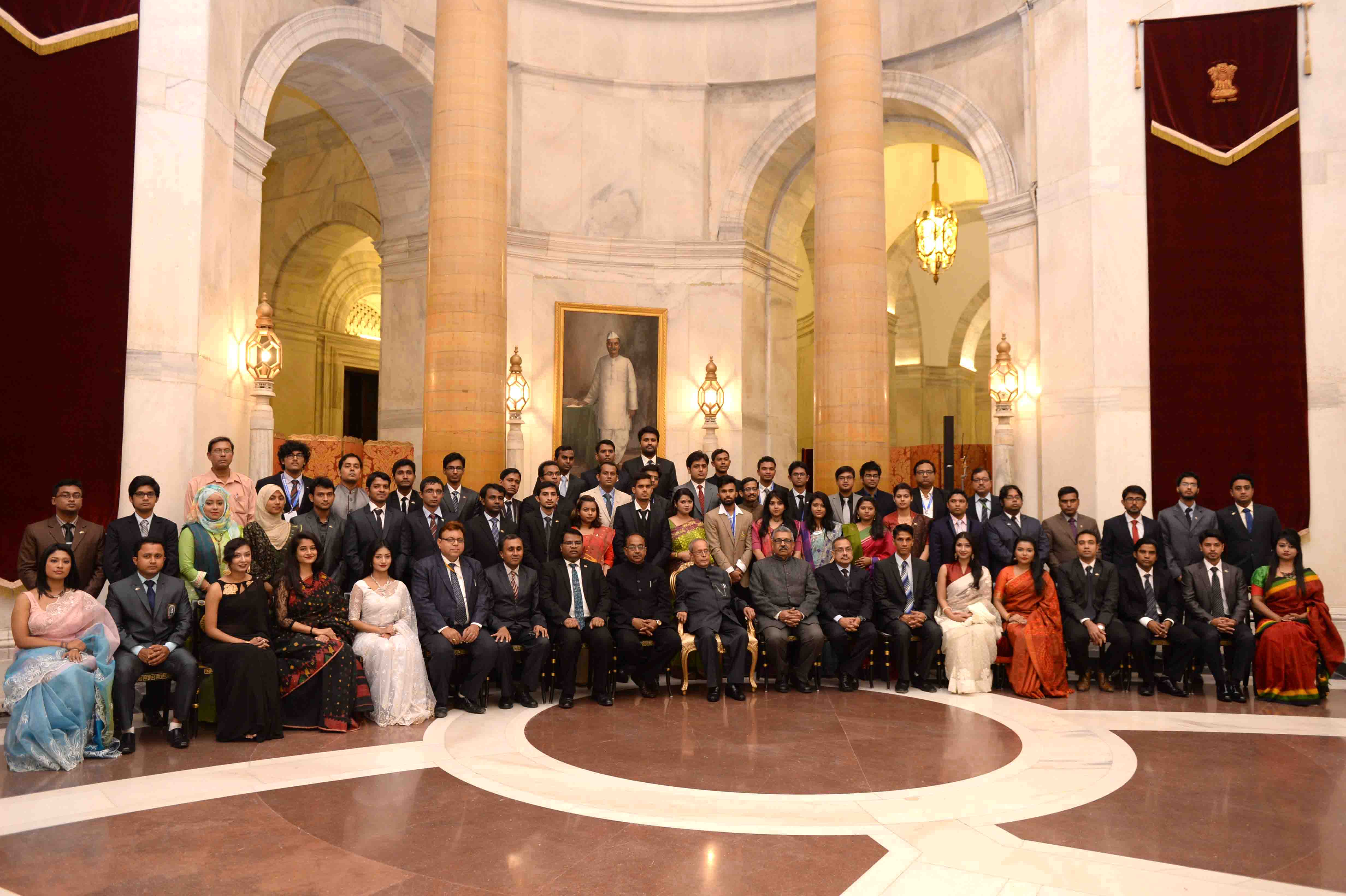 The President of India, Shri Pranab Mukherjee with the Youth Delegation from Bangladesh at Rashtrapati Bhavan on December 4, 2016. 