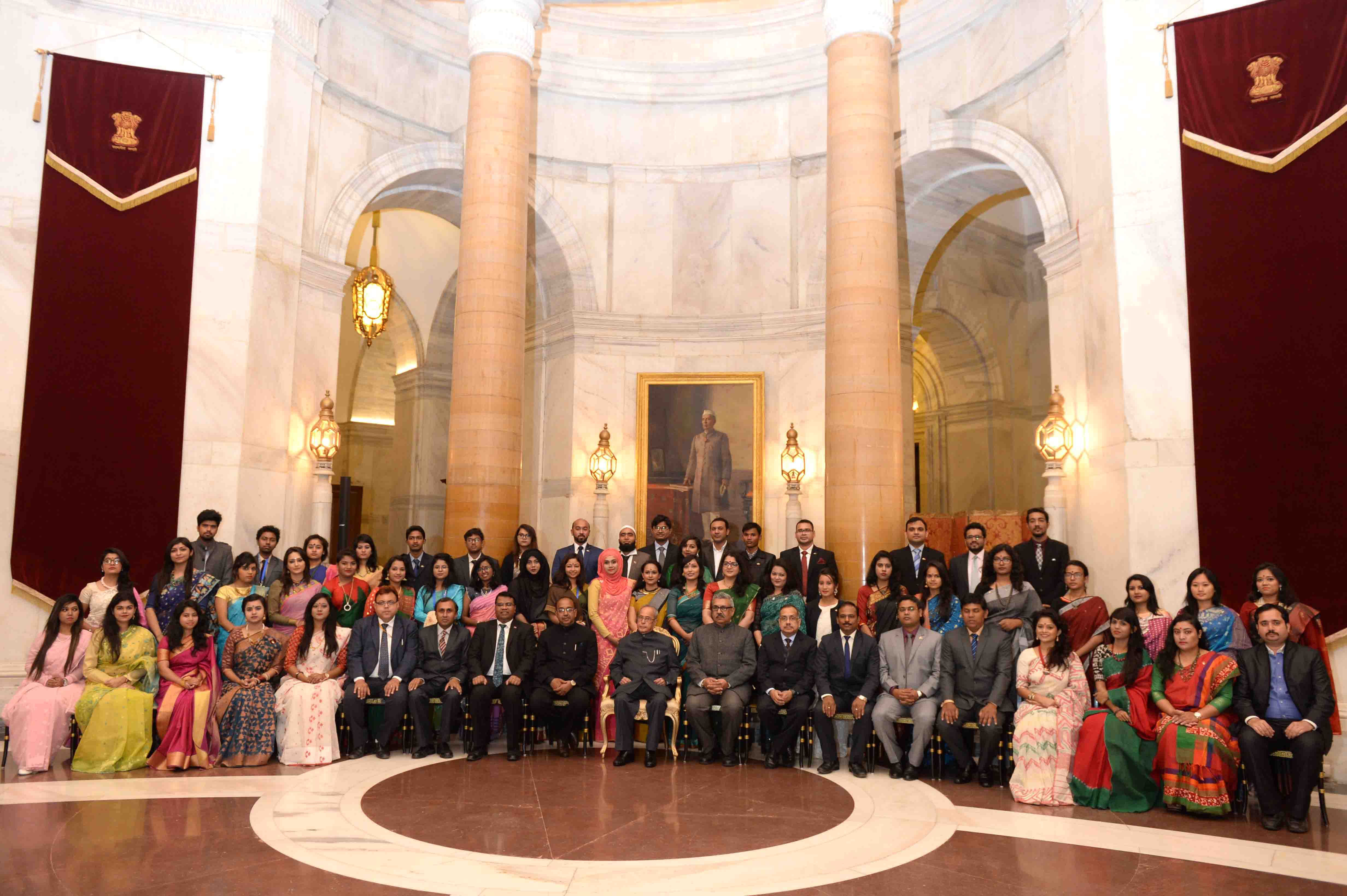 The President of India, Shri Pranab Mukherjee with the Youth Delegation from Bangladesh at Rashtrapati Bhavan on December 4, 2016. 