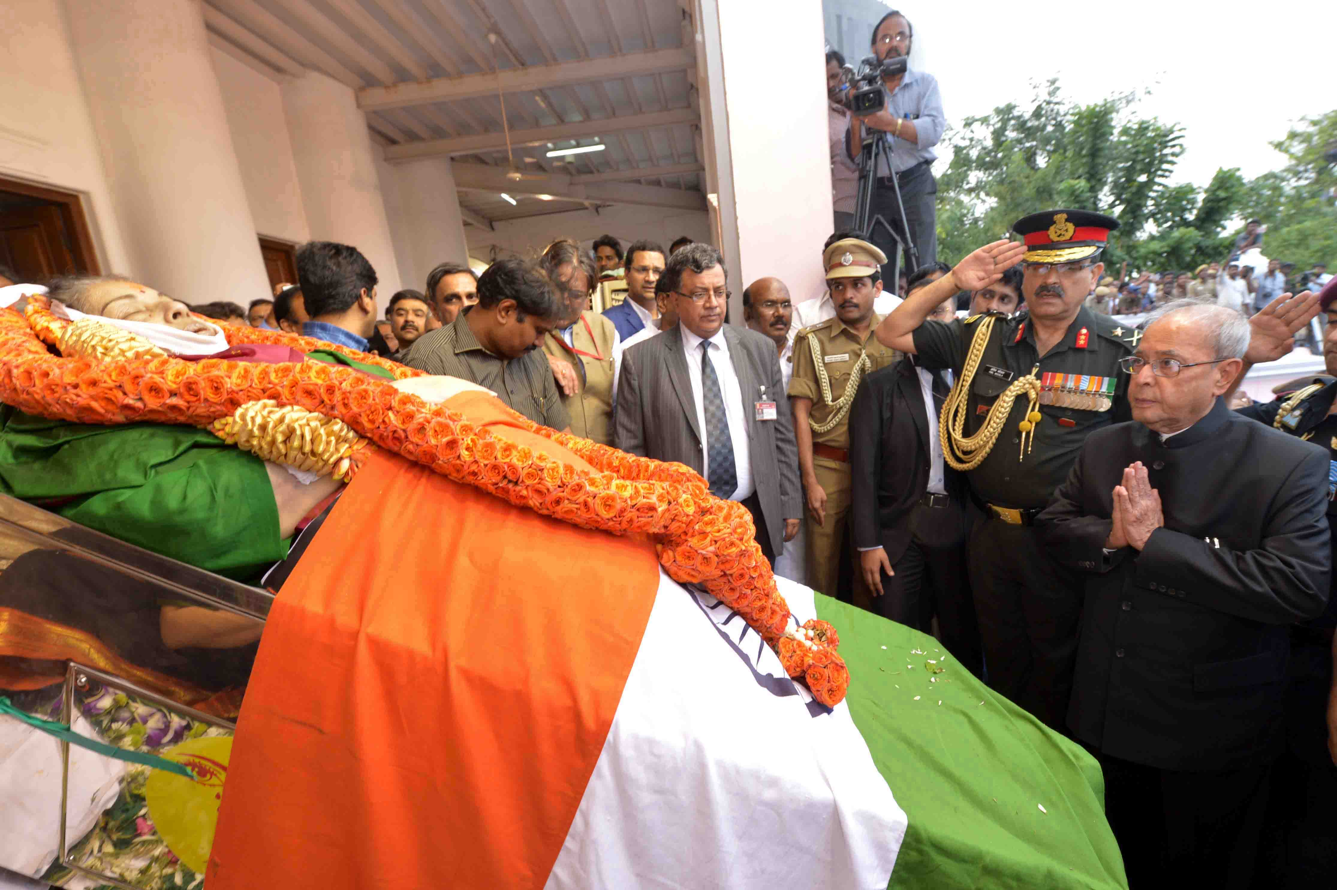 The President of India, Shri Pranab Mukherjee paying homage to the departed soul of Ms. Jayaraman Jayalalithaa at Rajaji Hall in Chennai on December 6, 2016. 