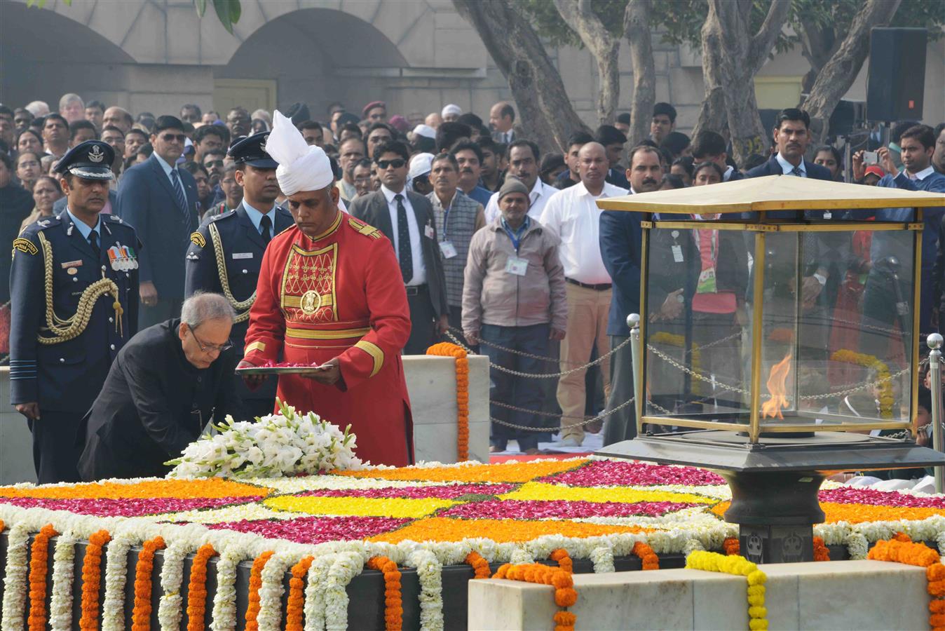 भारत के राष्ट्रपति, श्री प्रणब मुखर्जी 30 जनवरी, 2016 को, राष्ट्रपिता महात्मा गांधी की 68वीं पुण्य तिथि के अवसर पर राजघाट पर उनकी समाधि पर श्रद्धांजलि अर्पित करते हुए। 