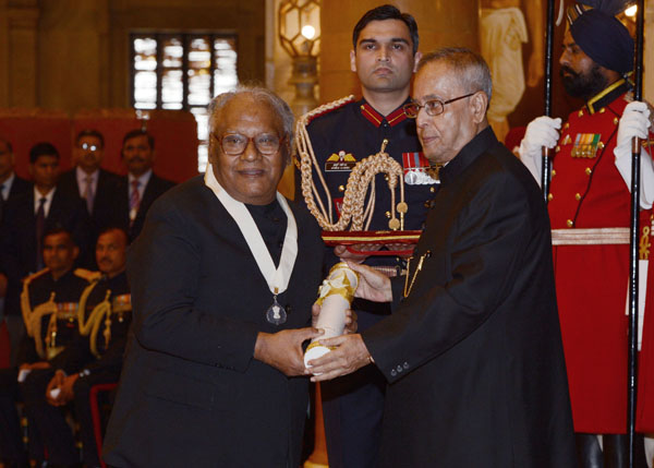 The President of India, Shri Pranab Mukherjee presenting the country's highest civilian award Bharat Ratna to eminent scientist Professor C. N. R. Rao at Durbar Hall of Rashtrapati Bhavan in New Delhi on February 4, 2014. 