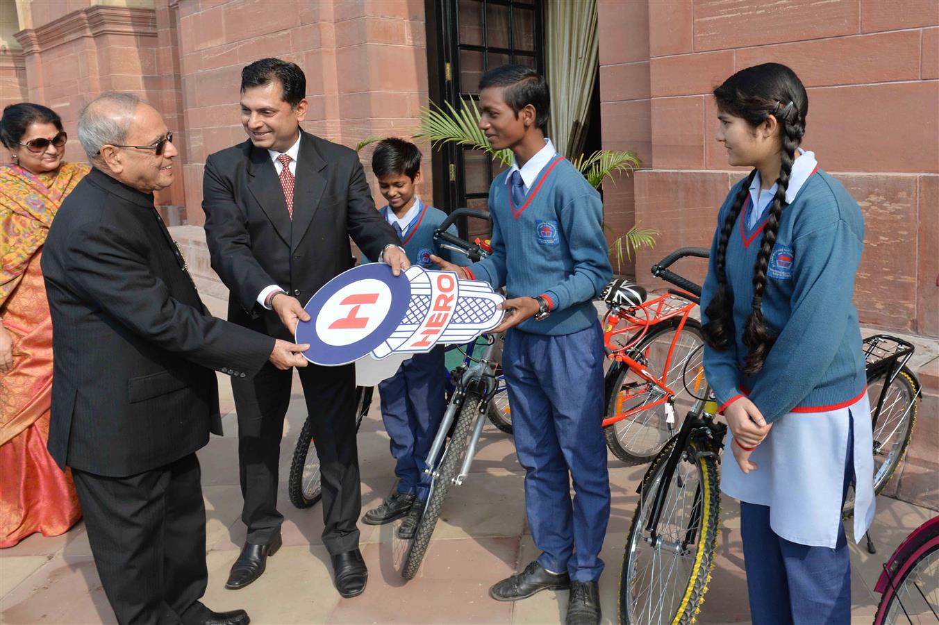 The President of India, Shri Pranab Mukherjee handing over keys of bi-cycles to the meritorious students of Dr Rajendra Prasad Sarvodaya Vidyalaya, President's Estate at Rashtrapati Bhavan on December 10, 2016. 