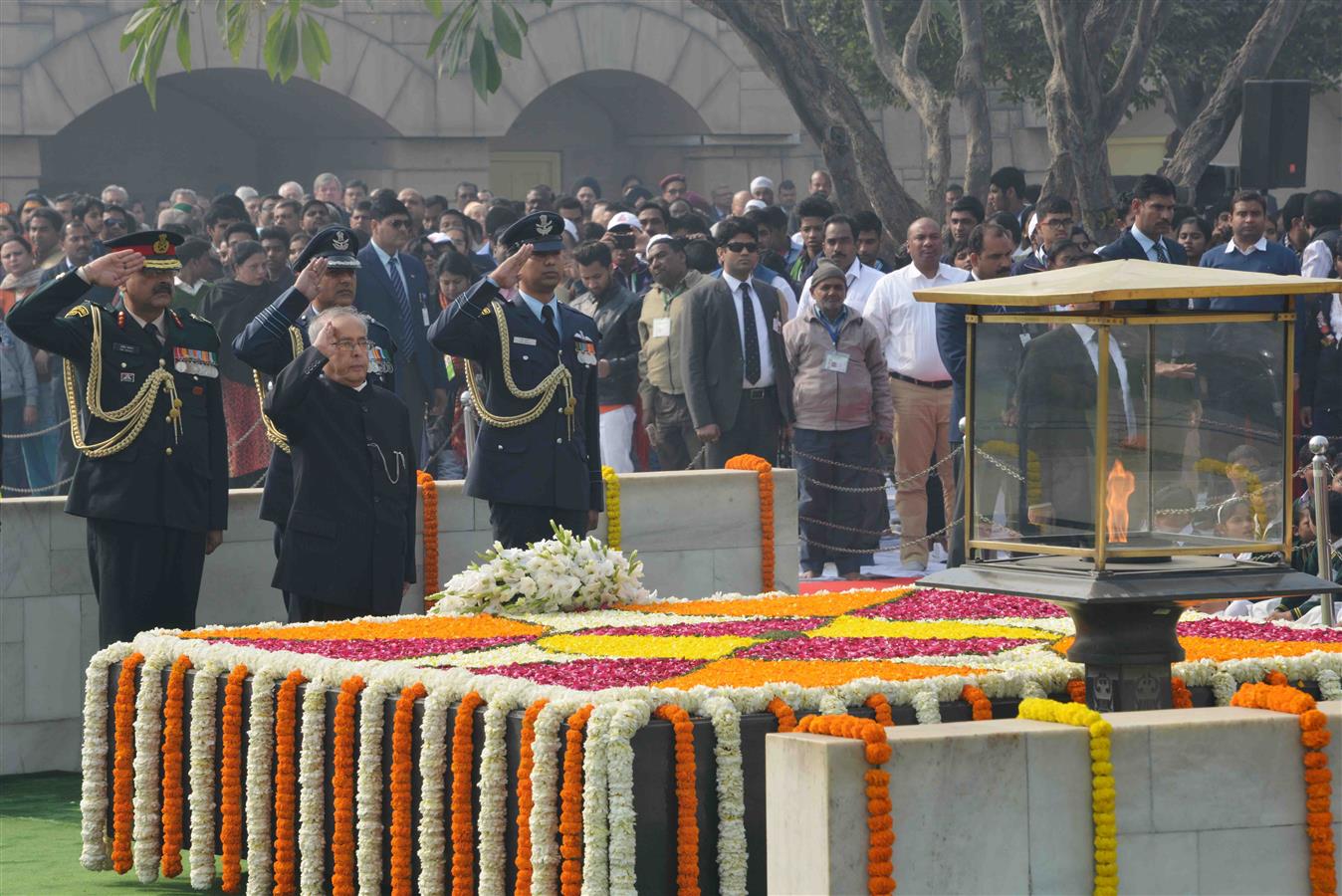 भारत के राष्ट्रपति, श्री प्रणब मुखर्जी 30 जनवरी, 2016 को, राष्ट्रपिता महात्मा गांधी की 68वीं पुण्य तिथि के अवसर पर राजघाट पर उनकी समाधि पर श्रद्धांजलि अर्पित करते हुए। 