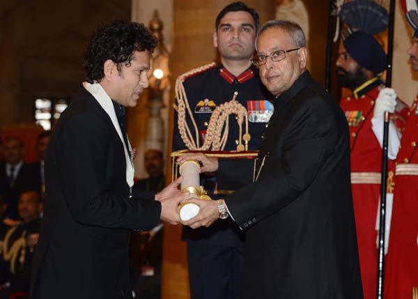 The President of India, Shri Pranab Mukherjee presenting the country's highest civilian award Bharat Ratna to Legendary Cricketer Shri Sachin Tendulkar at Durbar Hall of Rashtrapati Bhavan in New Delhi on February 4, 2014. 