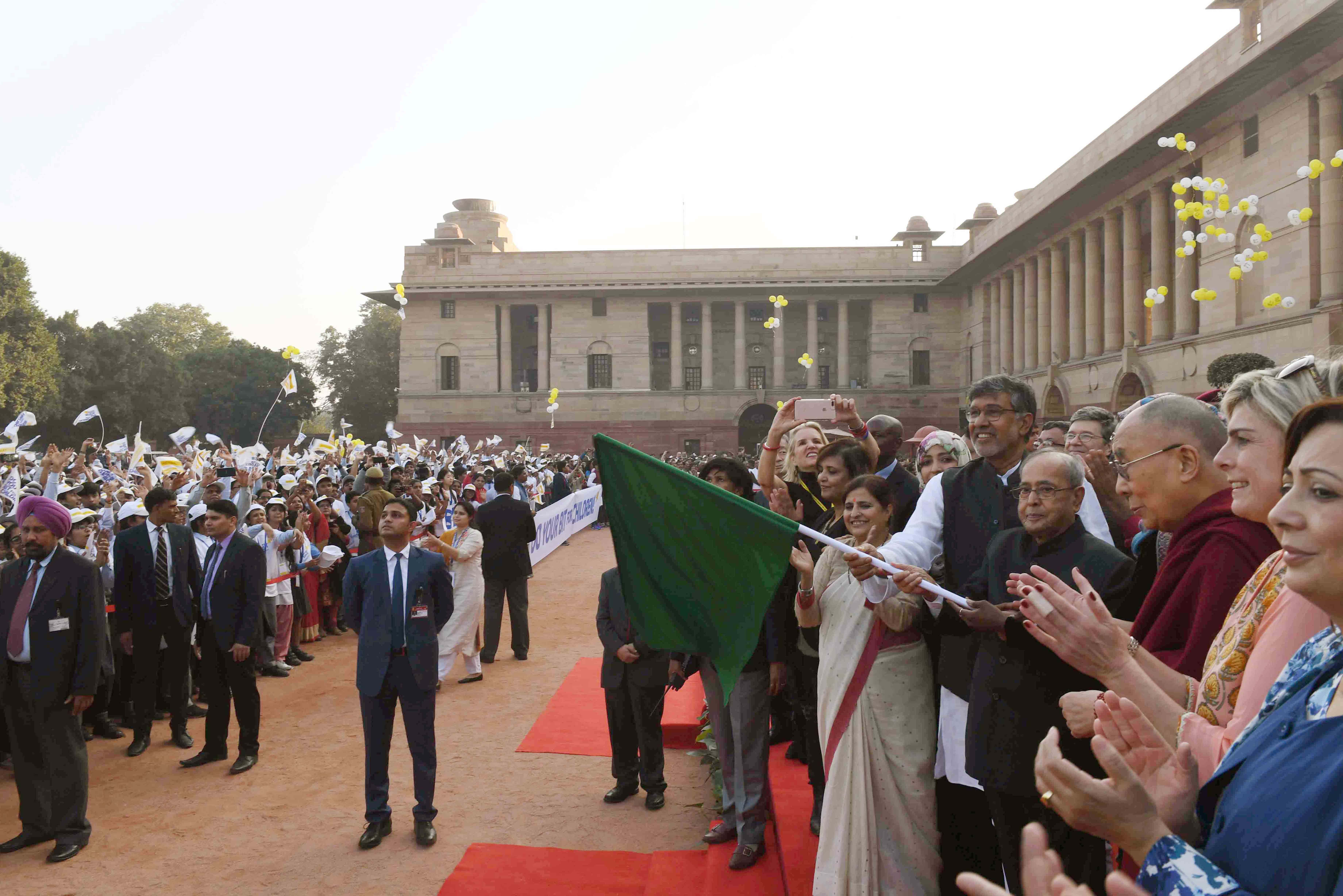 The President of India, Shri Pranab Mukherjee flagging off the 100 Million for 100 Million Campaign at Rashtrapati Bhavan on December 11, 2106. 