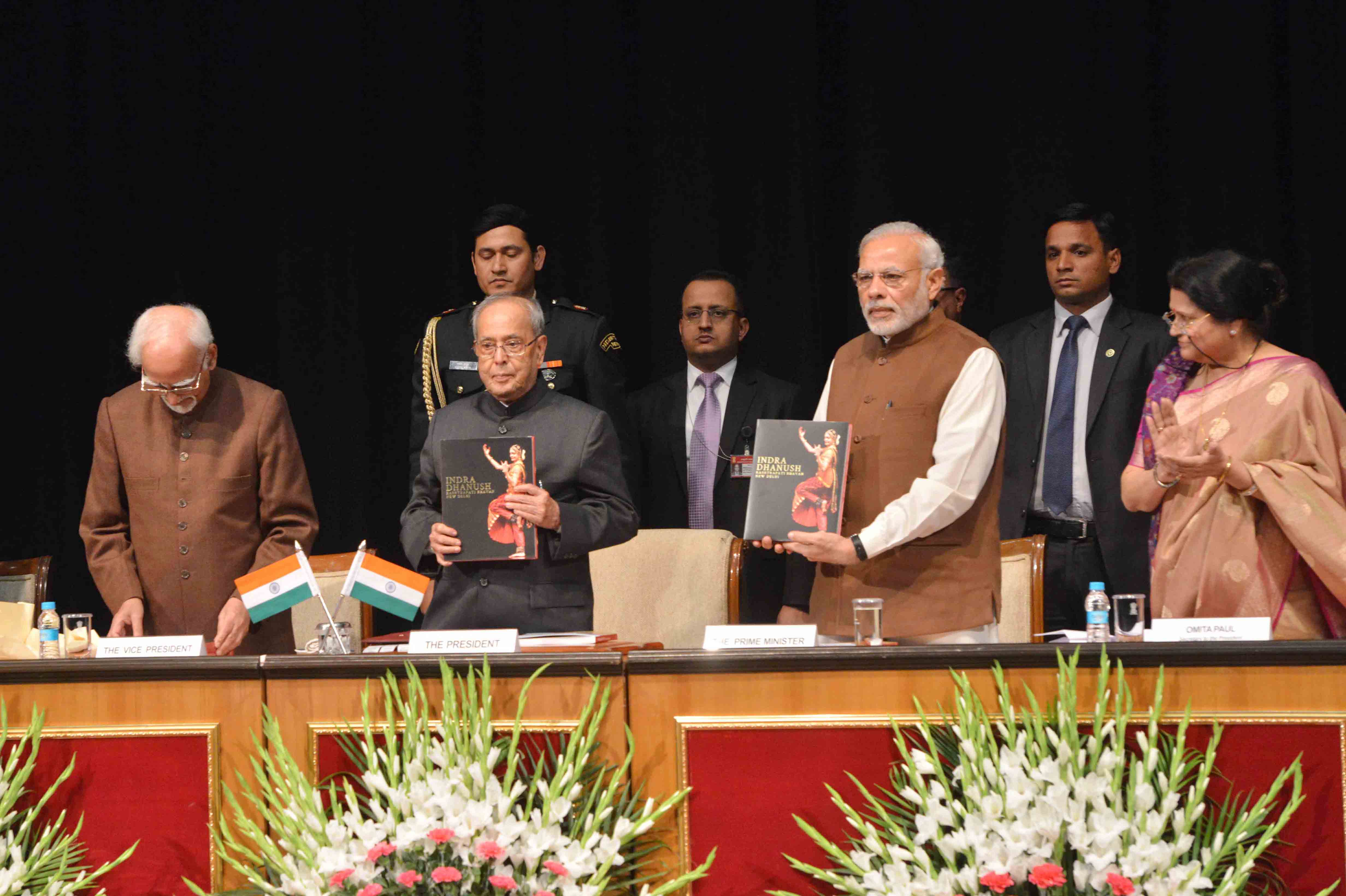 The Vice President of India, Shri Mohd. Hamid Ansari releasing a book entitled Indradhanush Volum-II and presenting the first copy to President of India, Shri Pranab Mukherjee at Rashtrapati Bhavan Auditorium on December 11, 2016. 