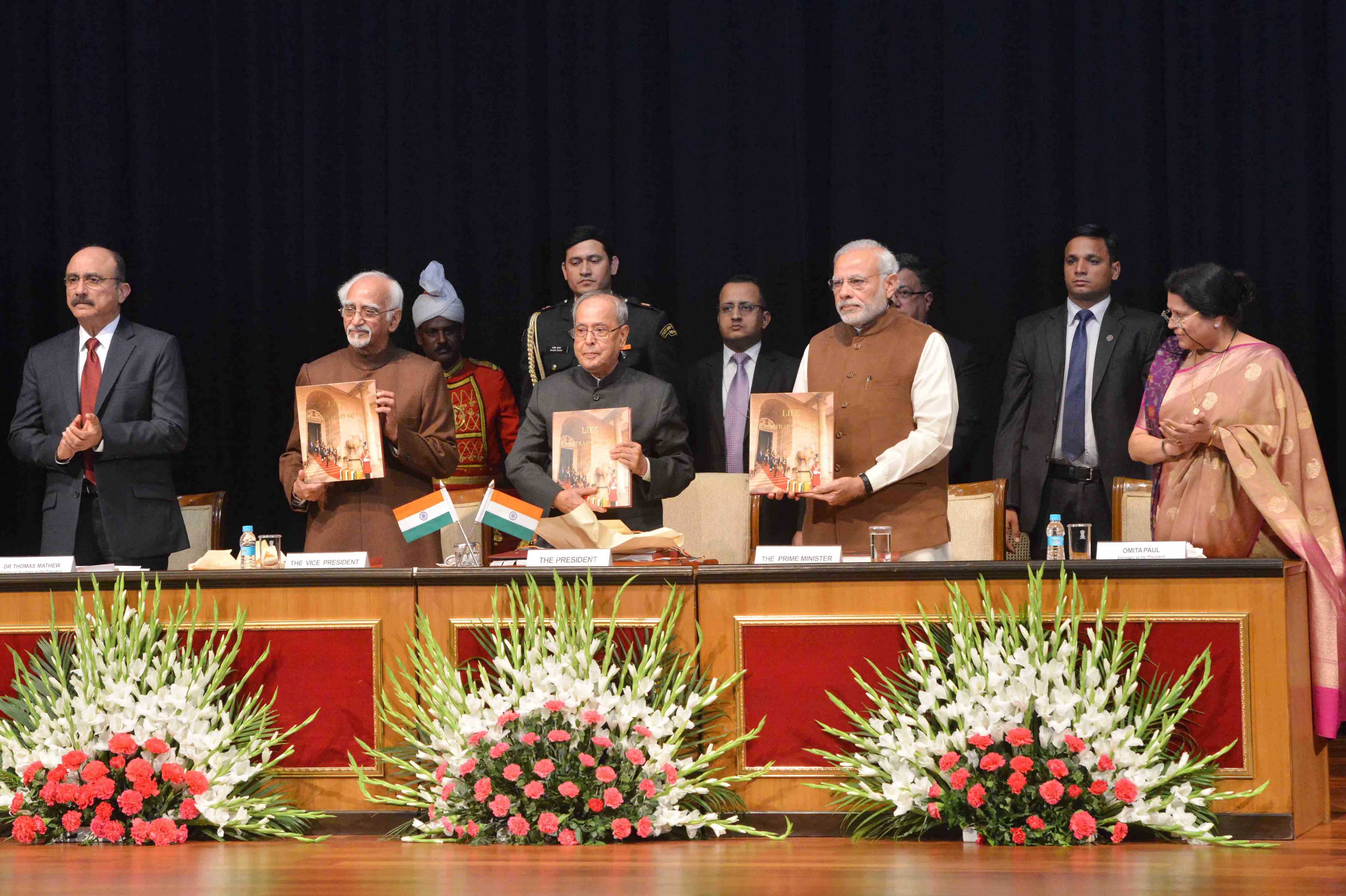 भारत के राष्ट्रपति, श्री प्रणब मुखर्जी 11 दिसंबर, 2016 को राष्ट्रपति भवन सभागार में राष्ट्रपति भवन लाइफ एट पुस्तक का विमोचन करते हुए 