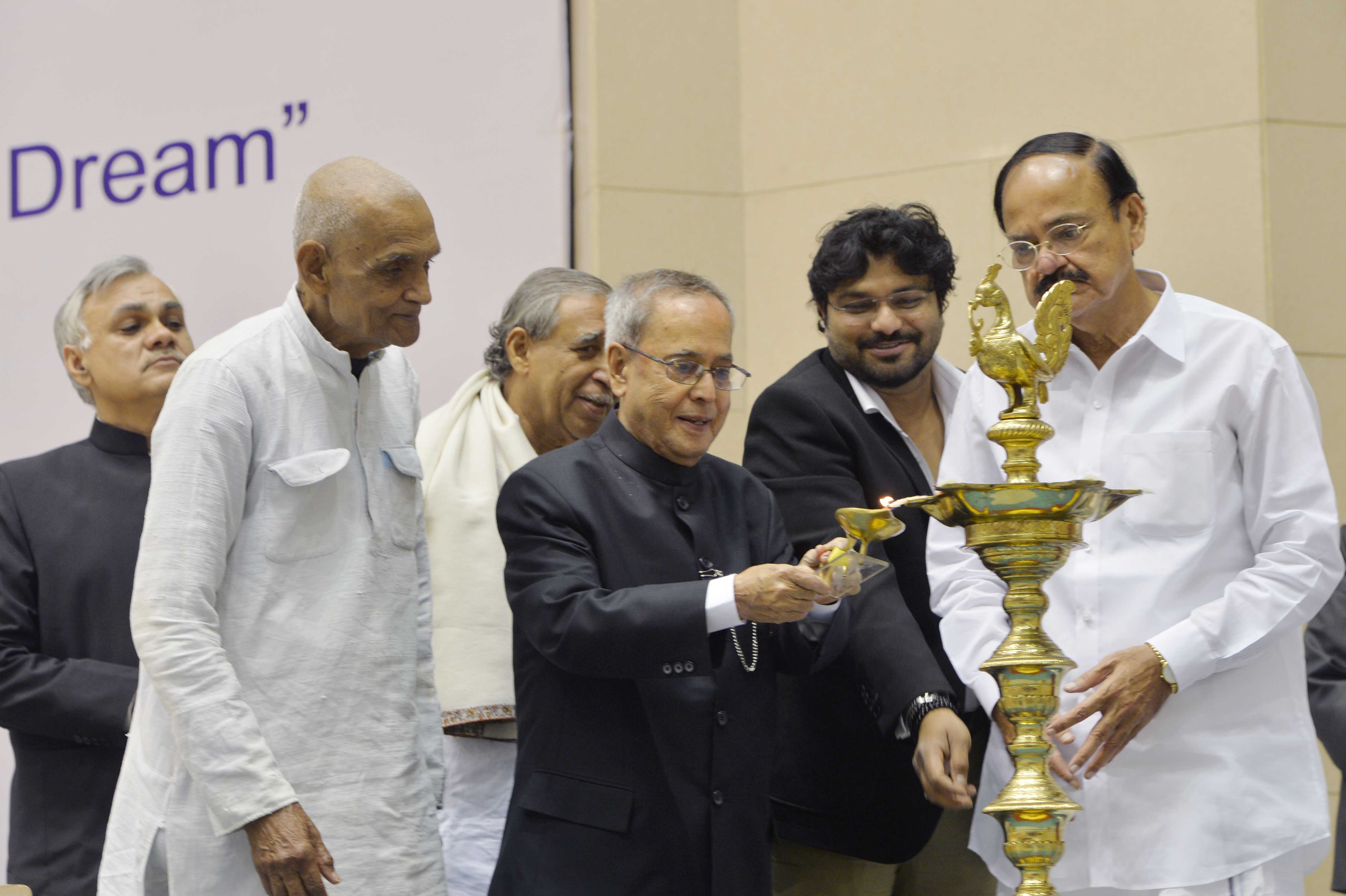 भारत के राष्ट्रपति, श्री प्रणब मुखर्जी 12 मार्च, 2015 को नई दिल्ली में ‘क्लीन एंड कैपेबल इंडियाज ड्रीम’ पर अंतरराष्ट्रीय सेमिनार का उद्घाटन करते हुए।