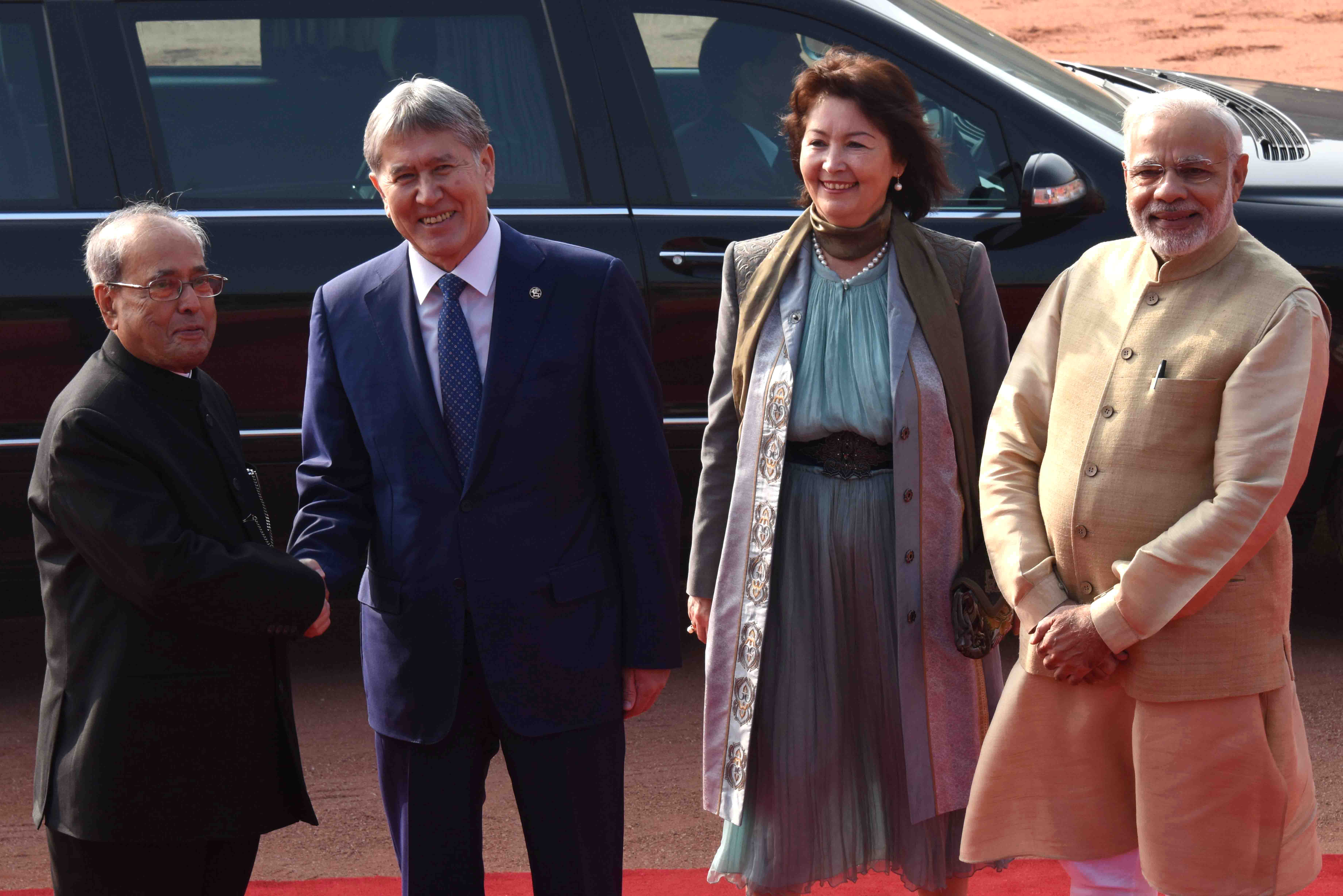 The President of India, Shri Pranab Mukherjee receiving the President of the Republic of Kyrgyzstan, H.E. Mr. Alamazbek Sharshenovich Atambaev during his Ceremonial Reception at the Forecourt of Rashtrapati Bhavan on December 20, 2016. 