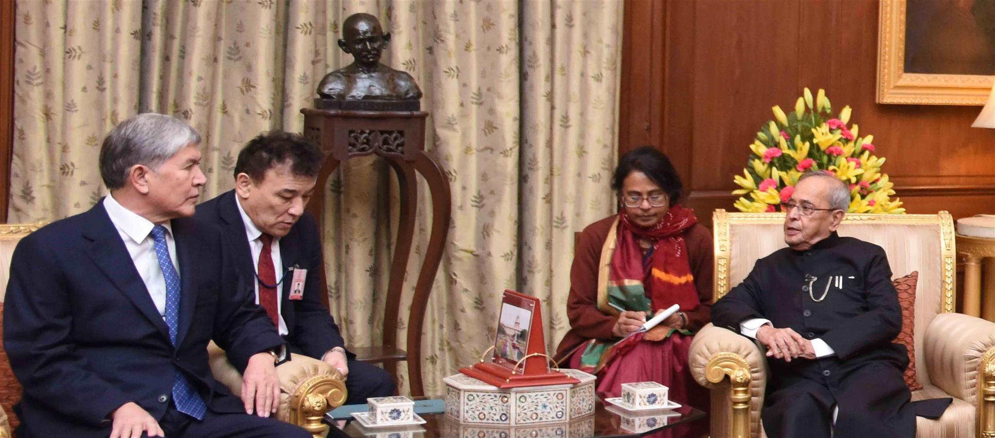 The President of the Republic of Kyrgyzstan, H.E. Mr. Alamazbek Sharshenovich Atambaev calling on the President of India, Shri Pranab Mukherjee at Rashtrapati Bhavan on December 20, 2016. 