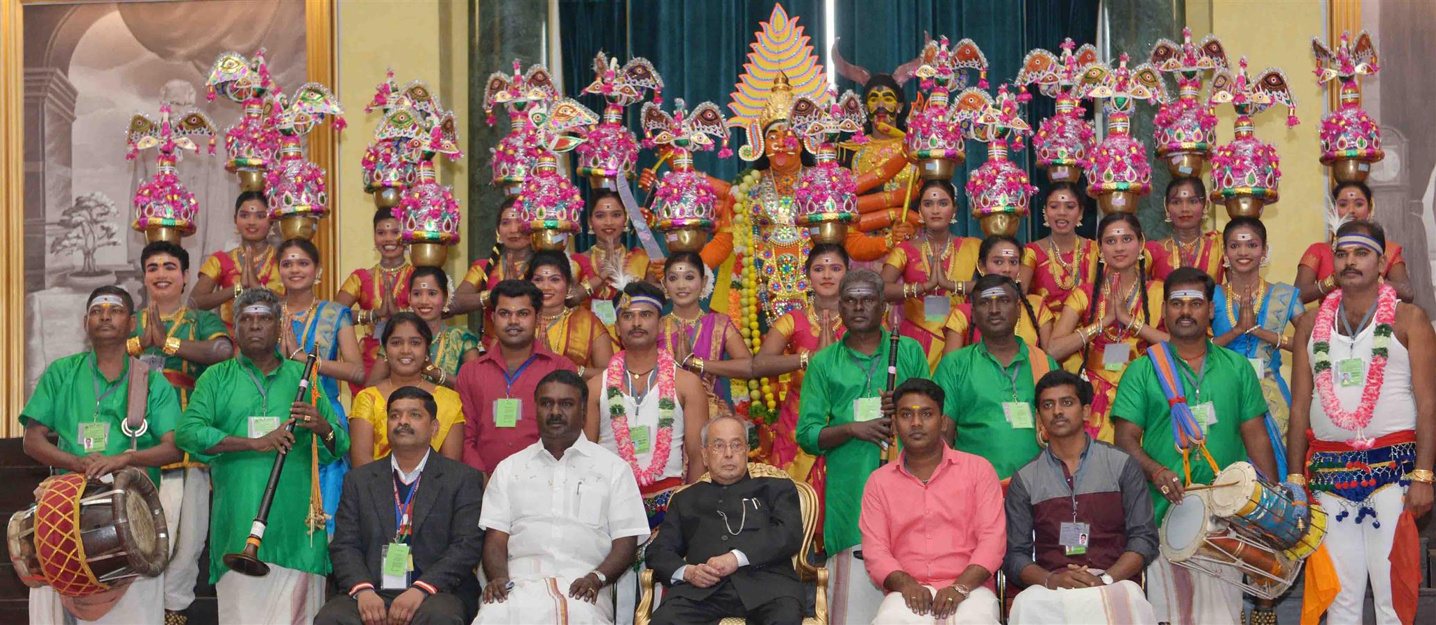 भारत के राष्ट्रपति, श्री प्रणब मुखर्जी 27 जनवरी, 2017 को, राष्ट्रपति भवन सांस्कृतिक केंद्र में 68वें गणतंत्र दिवस परेड में भाग लेने वाले कलाकारों के साथ