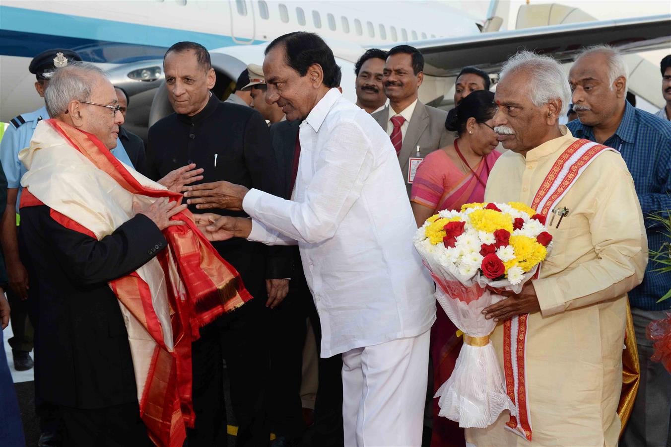 The President of India, Shri Pranab Mukherjee, being received by the Chief Minister of Telangana, Shri K. Chandrashekhar Rao on his arrival at Hakimpet Airport on December 22, 2016. 