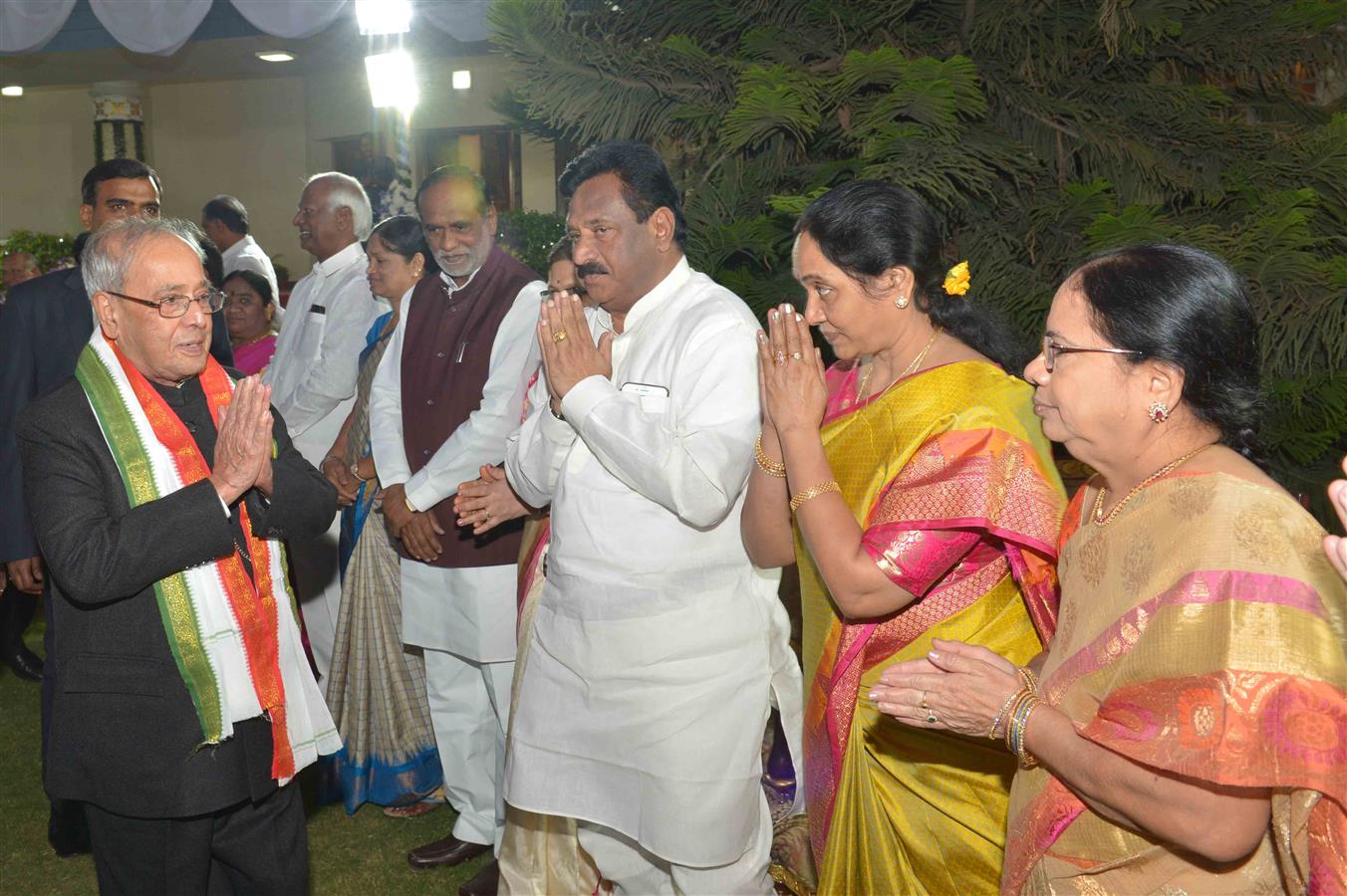 The President of India, Shri Pranab Mukherjee at the dinner hosted by the Governor of Andhra Pradesh and Telangana, Shri ESL Narasimhan in Hyderabad on December 27, 2016. 