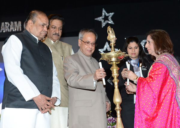 भारत के राष्ट्रपति, श्री प्रणब मुखर्जी 08 फरवरी 2014 को, मुंबई, महाराष्ट्र में किशिनचंद चेलाराम कॉलेज के हीरक जयंती समारोहों का उद्घाटन करते हुए। चित्र में महाराष्ट्र के राज्यपाल, श्री के. शंकरनारायण तथा महाराष्ट्र के मुख्यमंत्री, श्री पृथ्वीराज चाह्वाण 