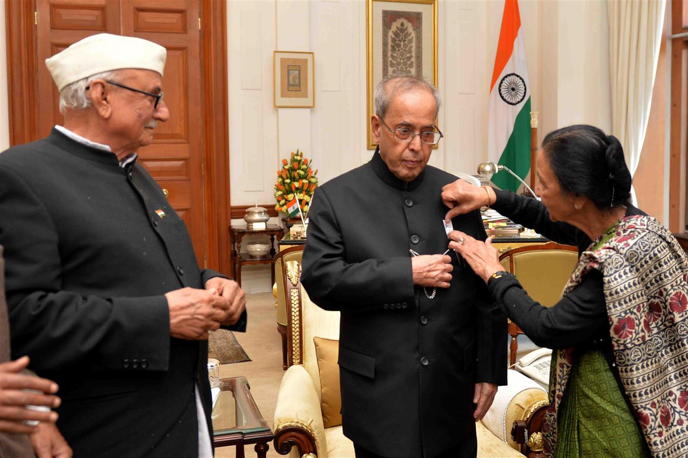 Kum. Surendar Saini, President of the 'All Federation of the Deaf' placing Flag Sticker on the President of India, Shri Pranab Mukherjee at Rashtrapati Bhavan on February 1, 2016 on the occasion of their Flag Day. 