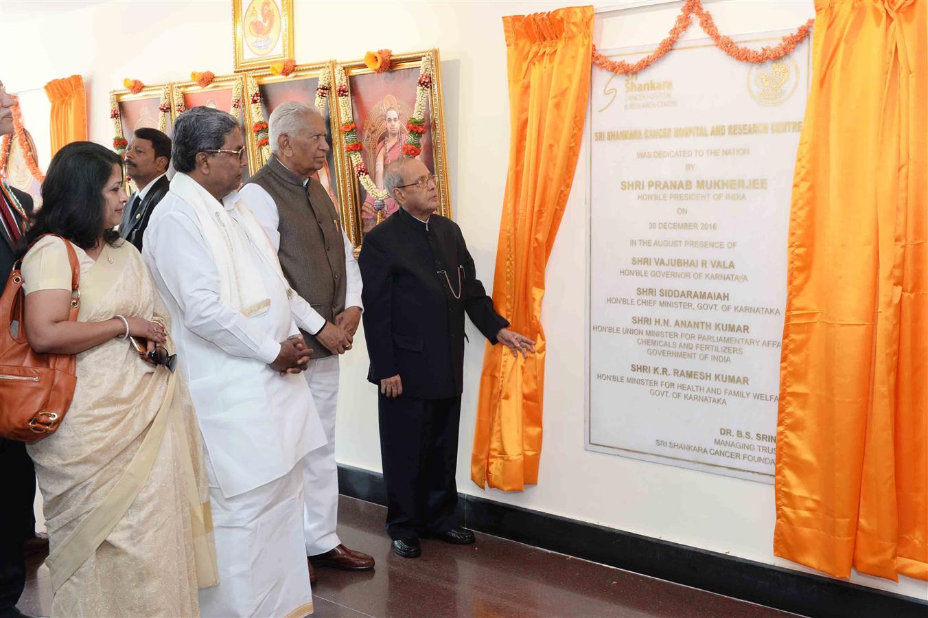 The President of India,Shri Pranab Mukherjee unveiling the Plaque dedicating Sri Shankara Cancer Hospital And Research Centre at Bengaluru on December 30, 2016. 