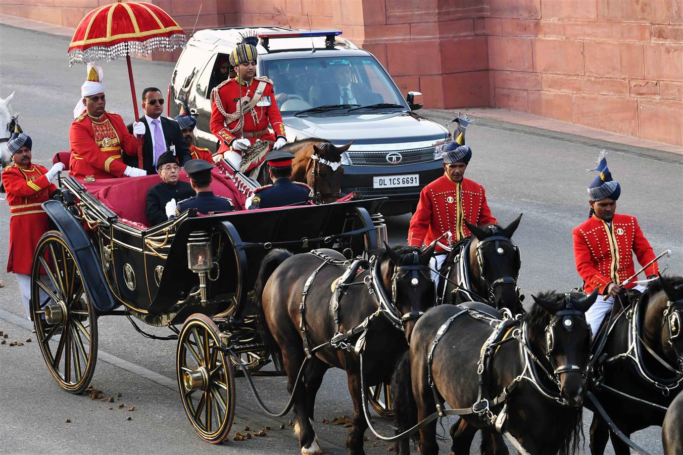 The President of India Shri Pranab Mukherjee on the way to Vijay Chowk in New Delhi on January 29, 2017 for witnessing the ‘Beating Retreat’.