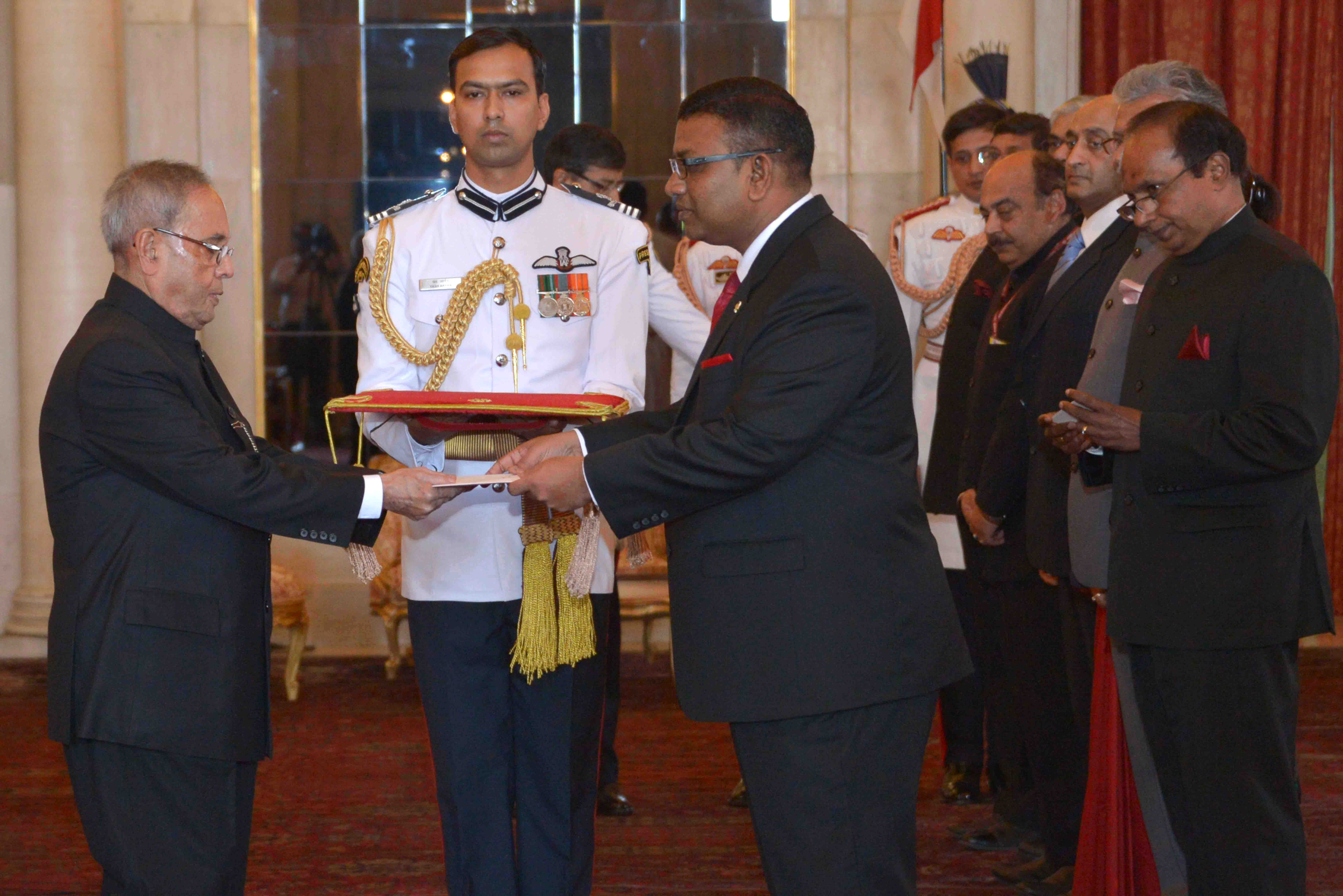 The High Commissioner of the Republic of Maldives, H.E. Mr. Ahmed Mohamed presenting his credentials to the President of India, Shri Pranab Mukherjee at Rashtrapati Bhavan on March 18, 2015.